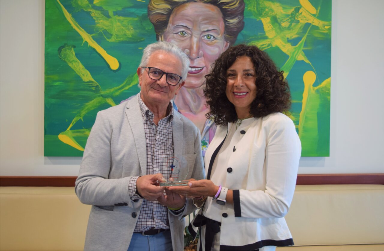 Entrega de un reconocimiento entre representantes de Gullón y la Hermandad de Donantes de Sangre.