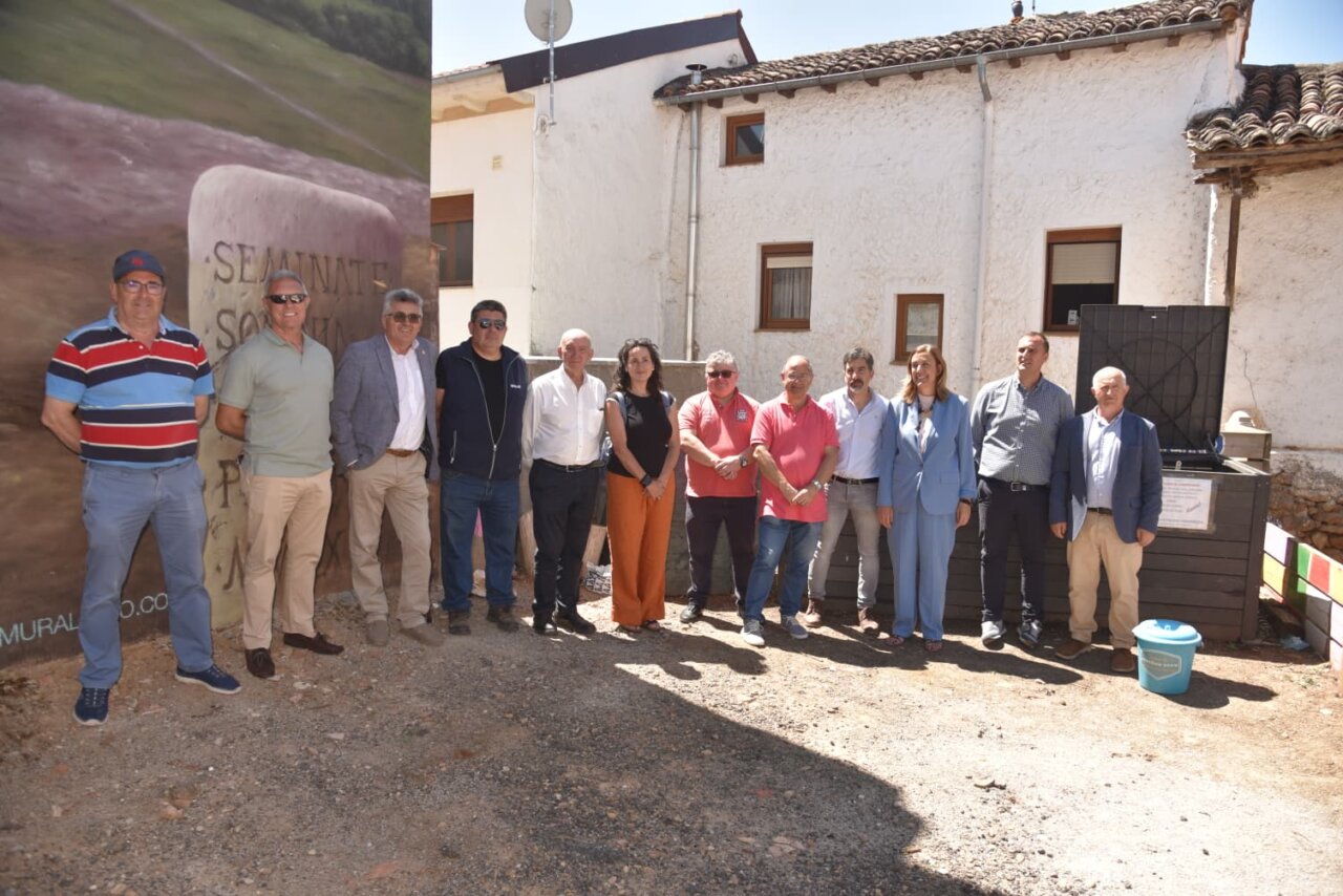 Grupo de personas en jornada sobre compostaje en Herrera de Pisuerga