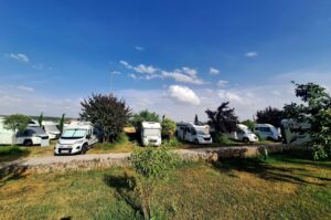 Vista de caravanas estacionadas en un parque en Husillos