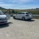 Vehículo de la Guardia Civil junto a un coche detenido en la carretera