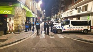 Policía Local y Nacional realizando control de seguridad en Rizarzuela
