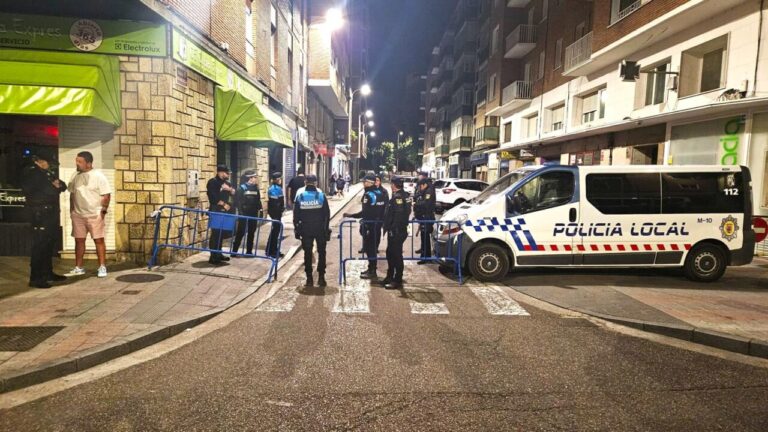 Policía Local y Nacional realizando control de seguridad en Rizarzuela