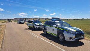 Vehículos de la Guardia Civil en el cruce de Melgar de Yuso tras un accidente