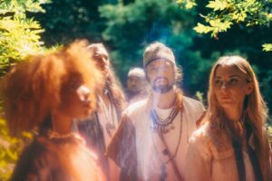 Miembros de la banda Crystal Fighters en un entorno natural