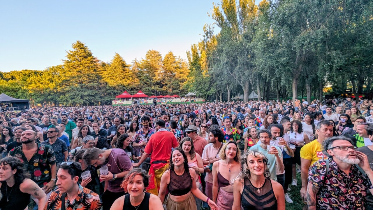Multitud de personas disfrutando en el festival Palencia Sonora
