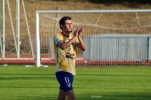 Dani Rodríguez aplaudiendo en un partido de fútbol