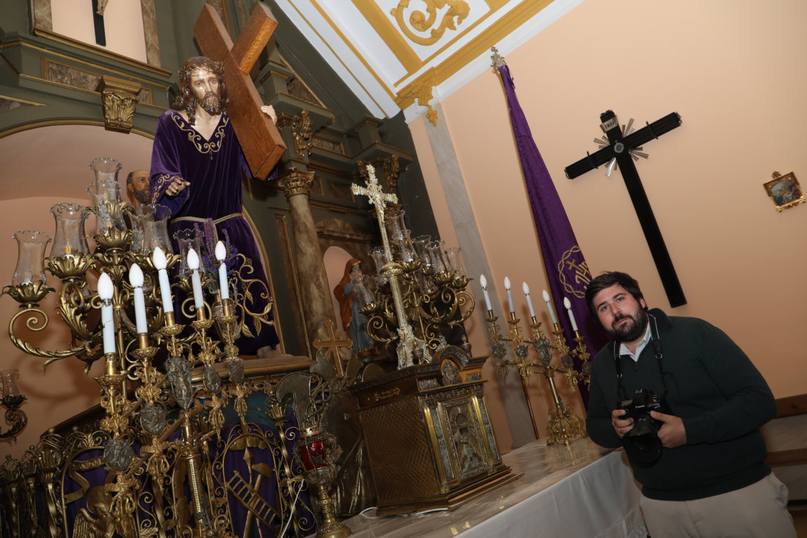 Fotógrafo Daniel Ibáñez en una iglesia con una imagen religiosa