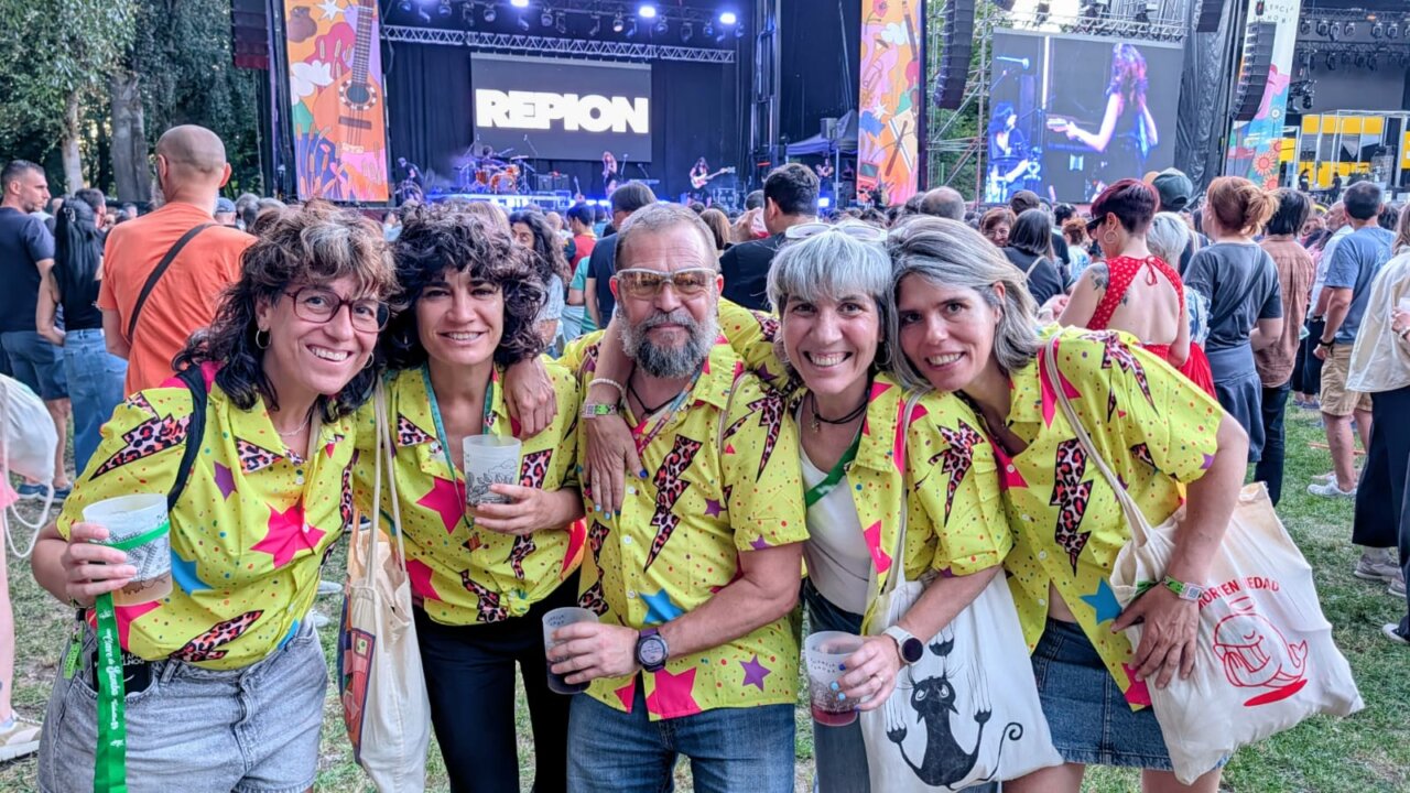 Grupo de personas disfrutando en el festival Palencia Sonora