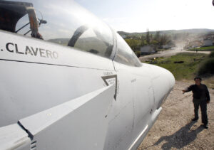 Concejal del PP señalando un avión en Antigüedad