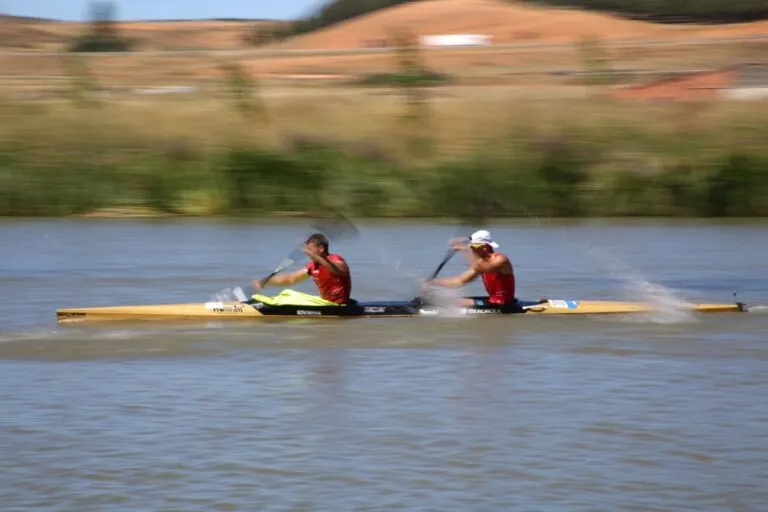 Dos piragüistas compitiendo en el río durante el descenso internacional.