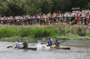 Competencia de piragüismo en el Descenso Internacional del Pisuerga con espectadores