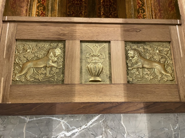 Detalles del retablo del altar mayor de San Isidro en Dueñas