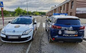 Dos coches de policía estacionados en una calle de Palencia