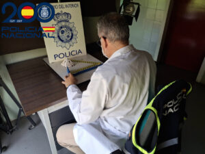 Un investigador de la Policía Nacional analizando evidencias en una escena del crimen.