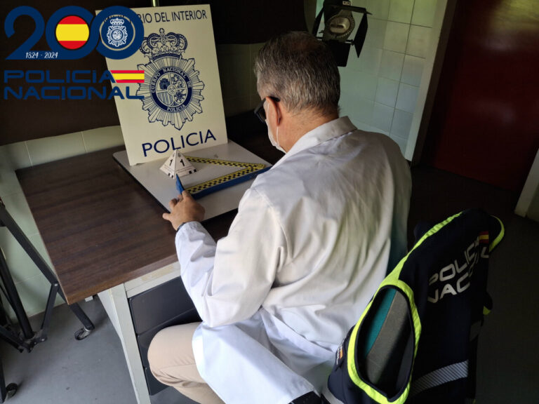 Un investigador de la Policía Nacional analizando evidencias en una escena del crimen.