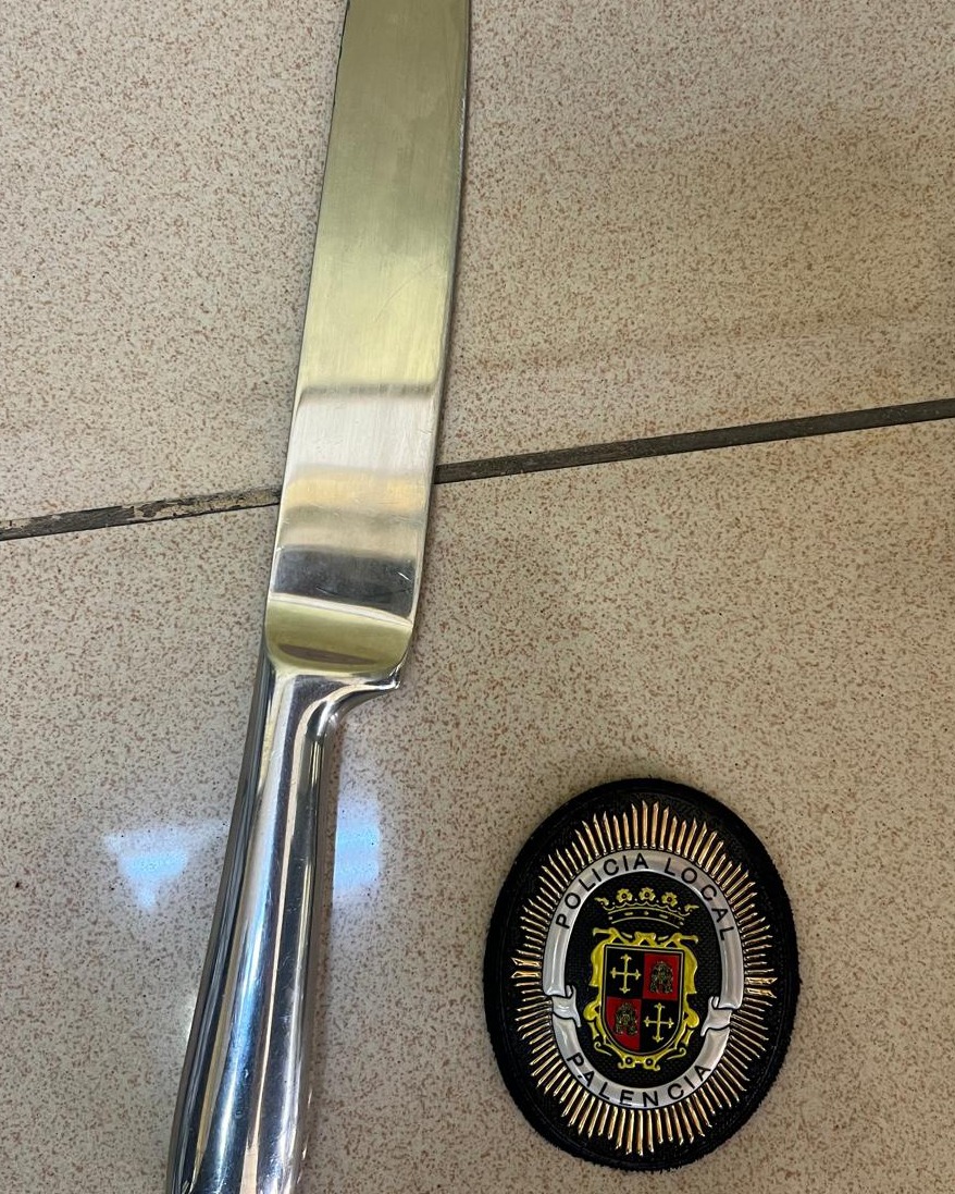 Cuchillo y insignia de la Policía Local de Palencia