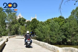 Agente de policía en motocicleta en Palencia, vigilancia en la calle.