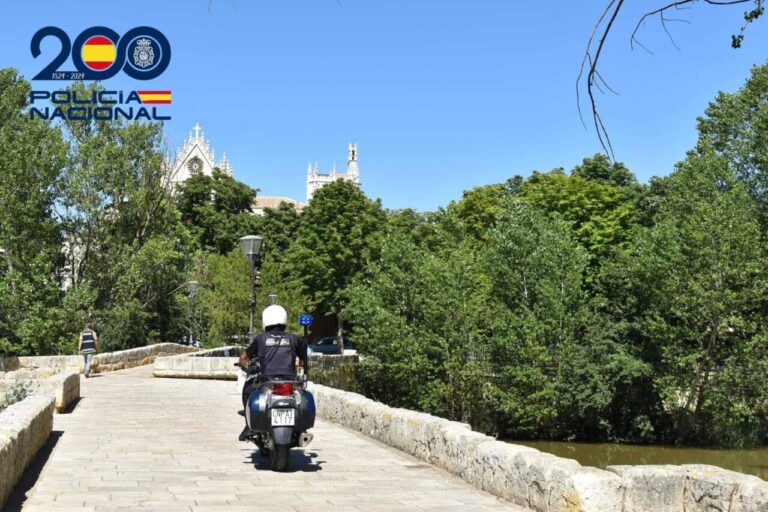 Agente de policía en motocicleta en Palencia, vigilancia en la calle.