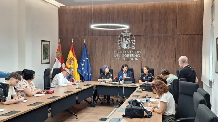 Rueda de prensa sobre agresiones homófobas en Palencia con autoridades presentes