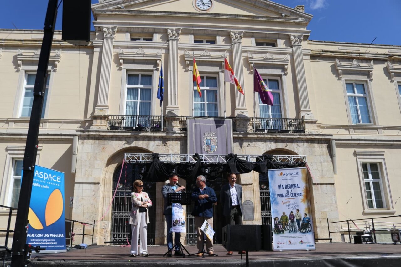 Evento en Palencia sobre parálisis cerebral con familias y autoridades