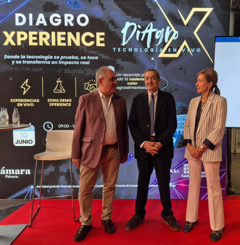 Tres personas en un evento sobre tecnología agroalimentaria en Palencia.
