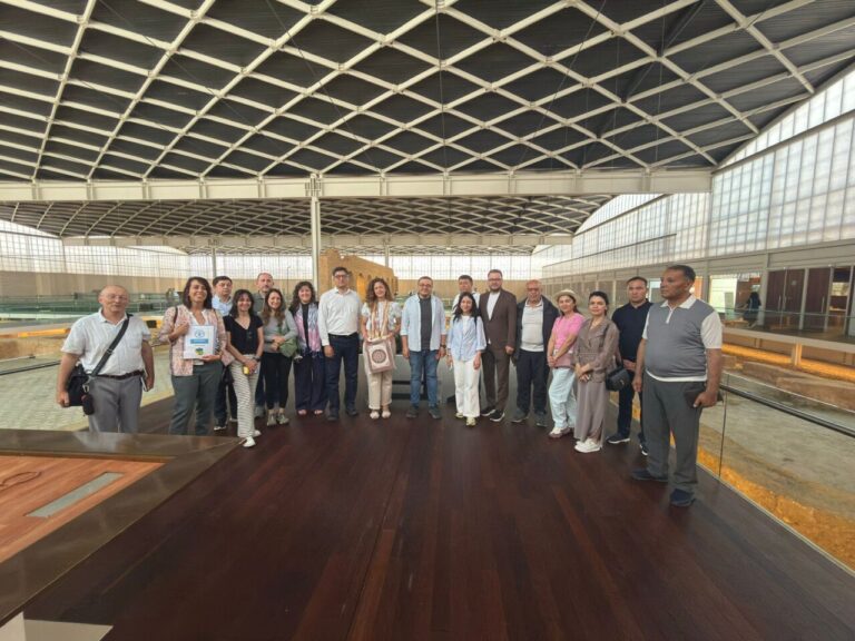 Grupo de personas en un evento sobre bioeconomía forestal en Palencia