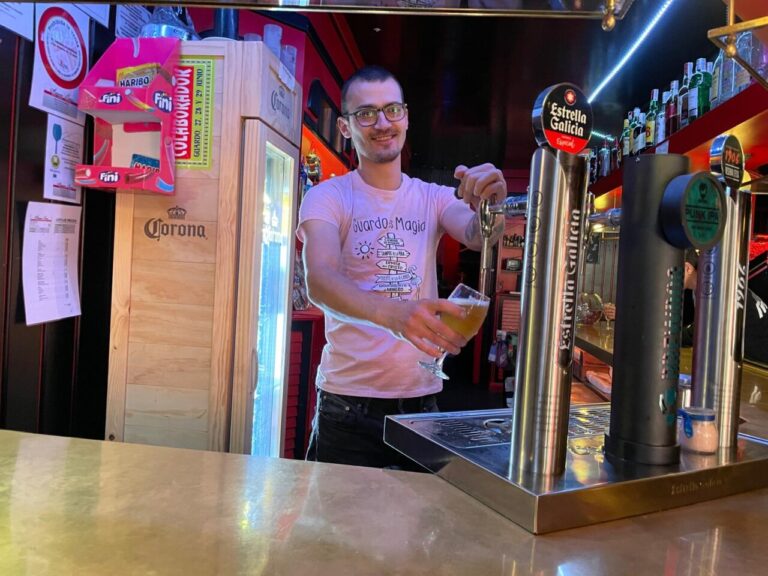 El gerente del Discobar Rojo Classic sirviendo una bebida en la barra