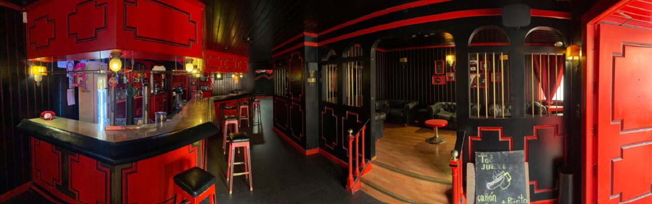 Interior del Discobar Rojo Classic con decoración original en rojo y negro