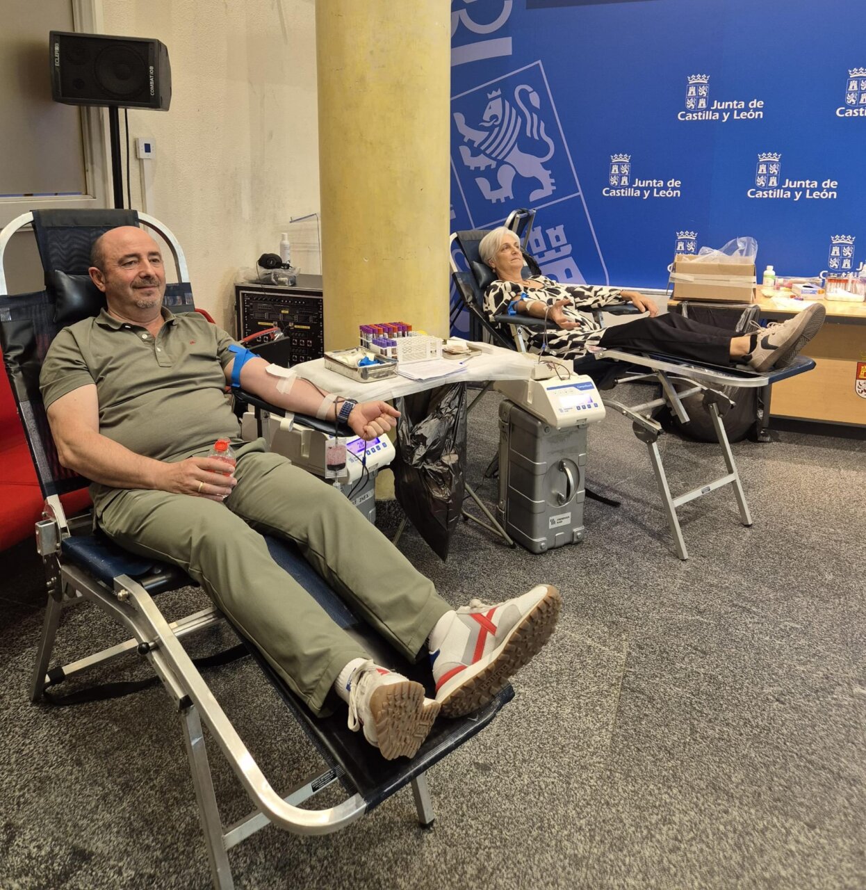 Personas donando sangre en la Delegación Territorial de Palencia