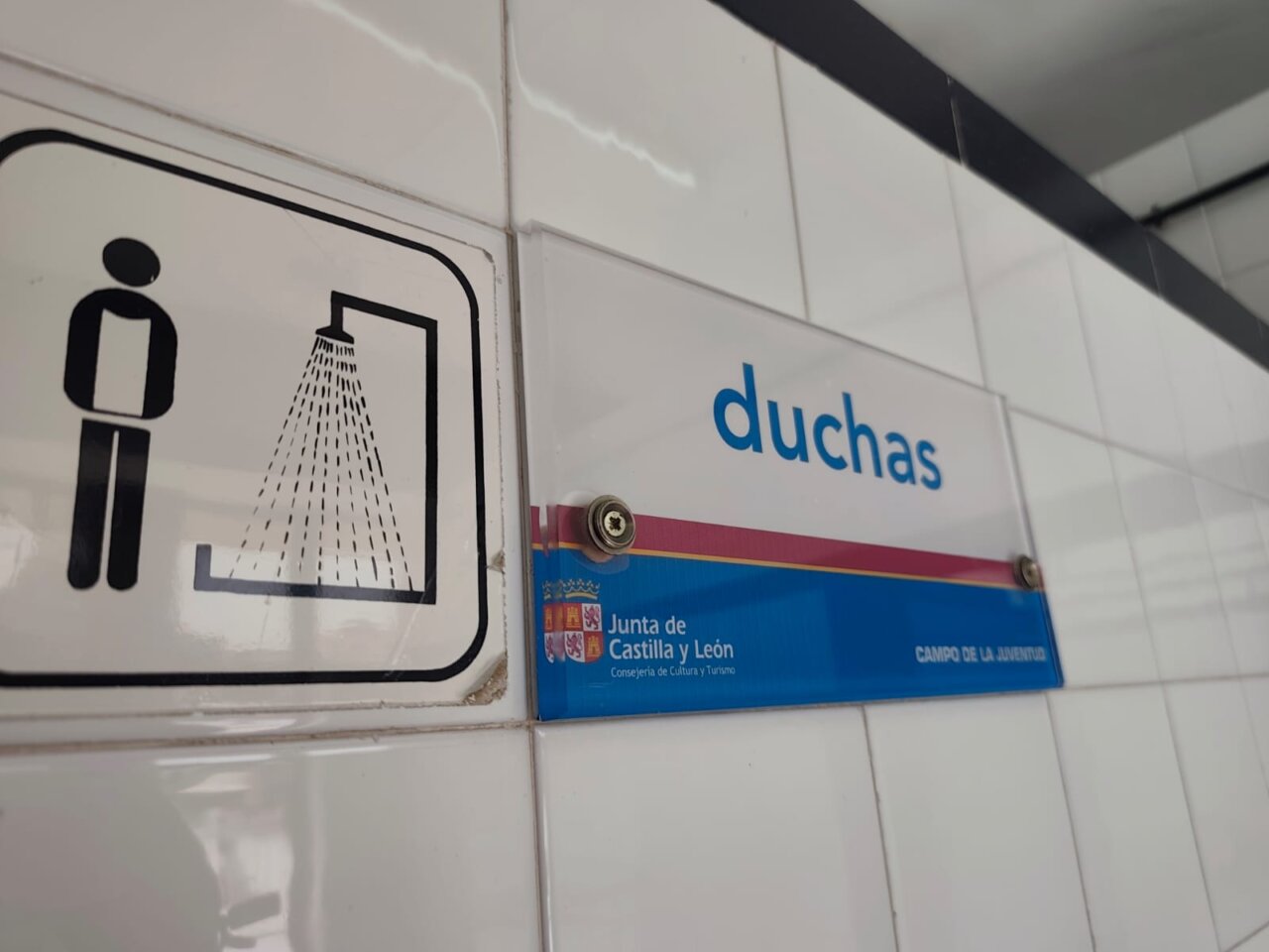 Señalización de duchas en la piscina Campo de la Juventud en Palencia