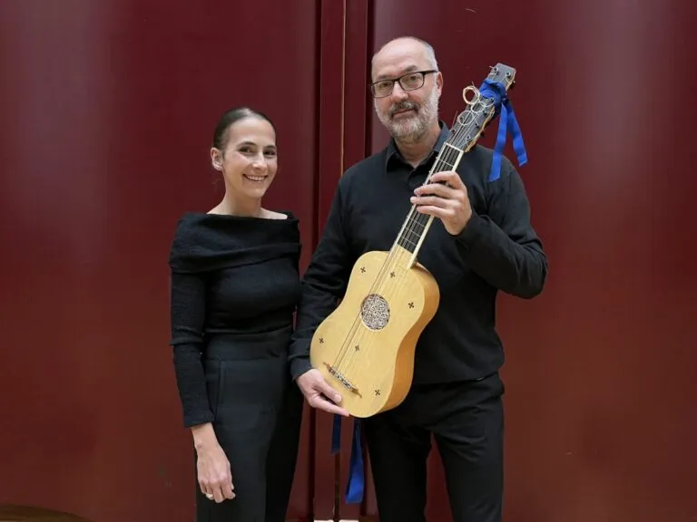 El Dúo Delphin posando con un instrumento musical en un evento