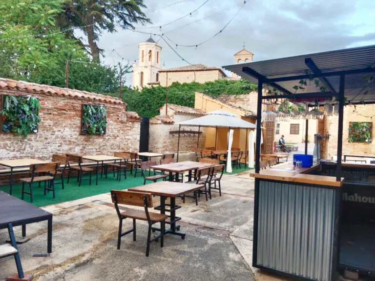 Terraza del Parrilla Restaurante El Arco en Sahagún con mesas y sillas