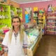 Vivi en su tienda El Rincón de Vivi con productos locales