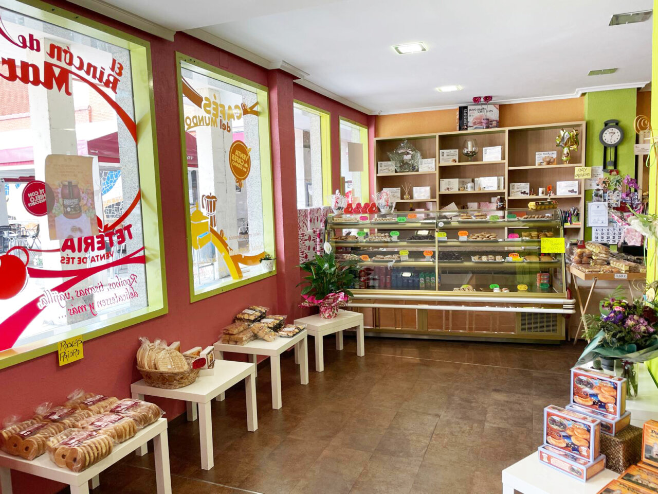 Interior de la panadería El Rincón de Vivi con productos variados