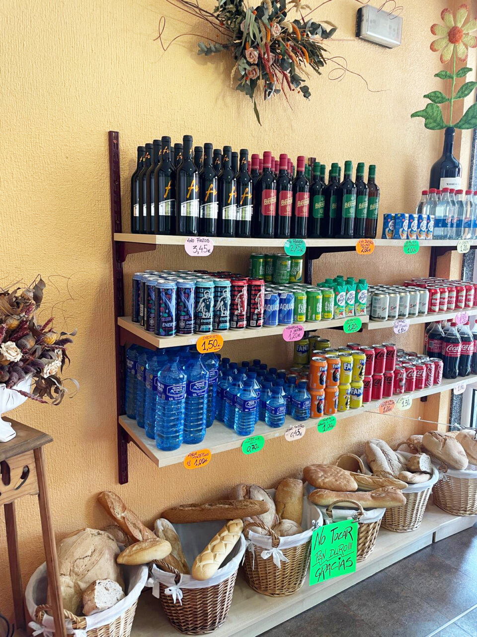 Estante con productos variados en El Rincón de Vivi en Guardo