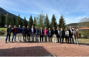 Grupo de expertos en la Montaña Palentina discutiendo sobre sostenibilidad