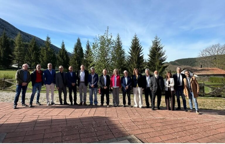 Grupo de expertos en la Montaña Palentina discutiendo sobre sostenibilidad
