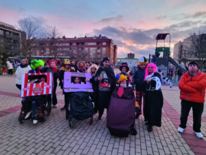 Grupo de personas disfrazadas en un evento de ASPACE en Palencia