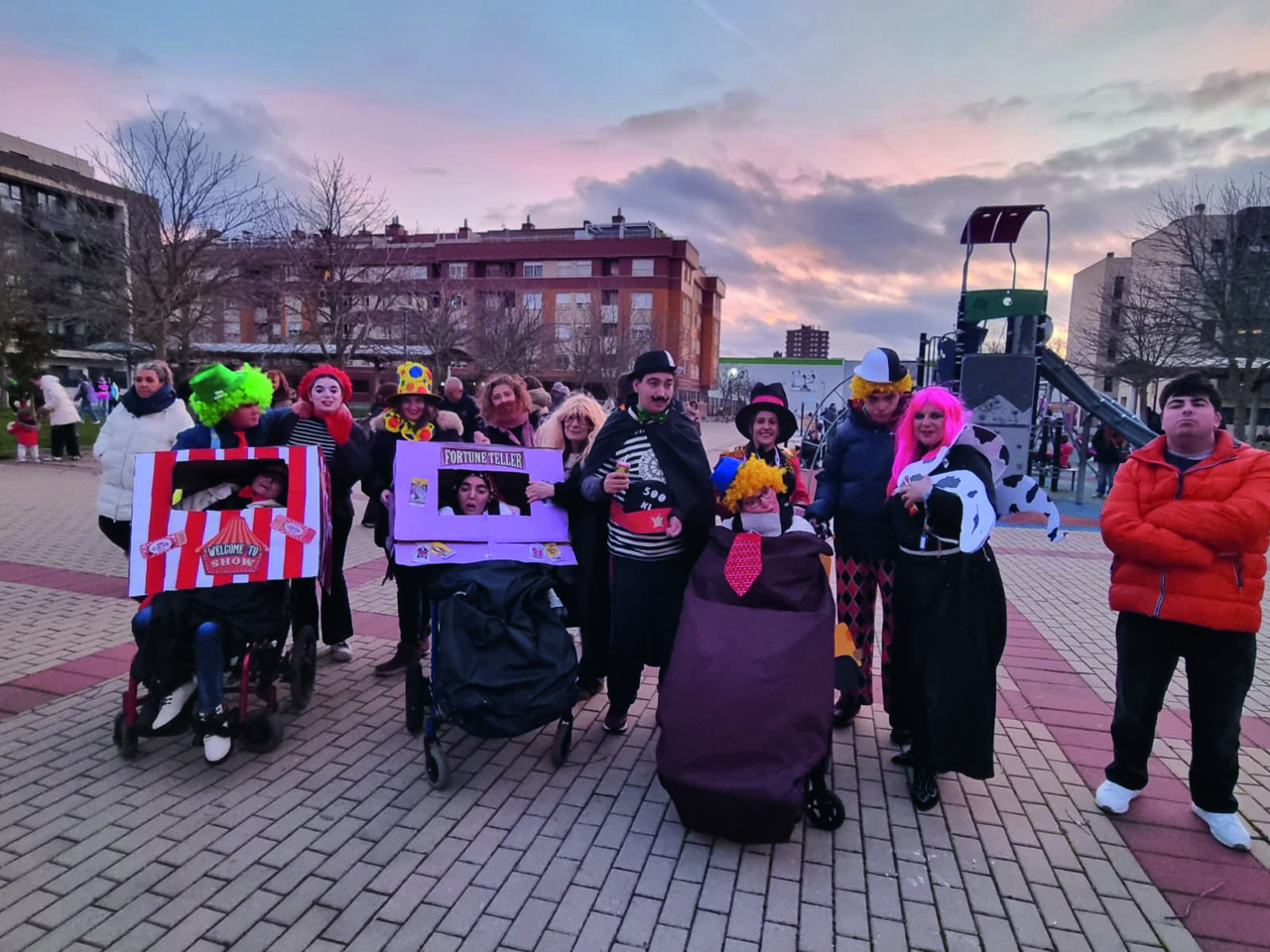 Grupo de personas disfrazadas en un evento de ASPACE en Palencia