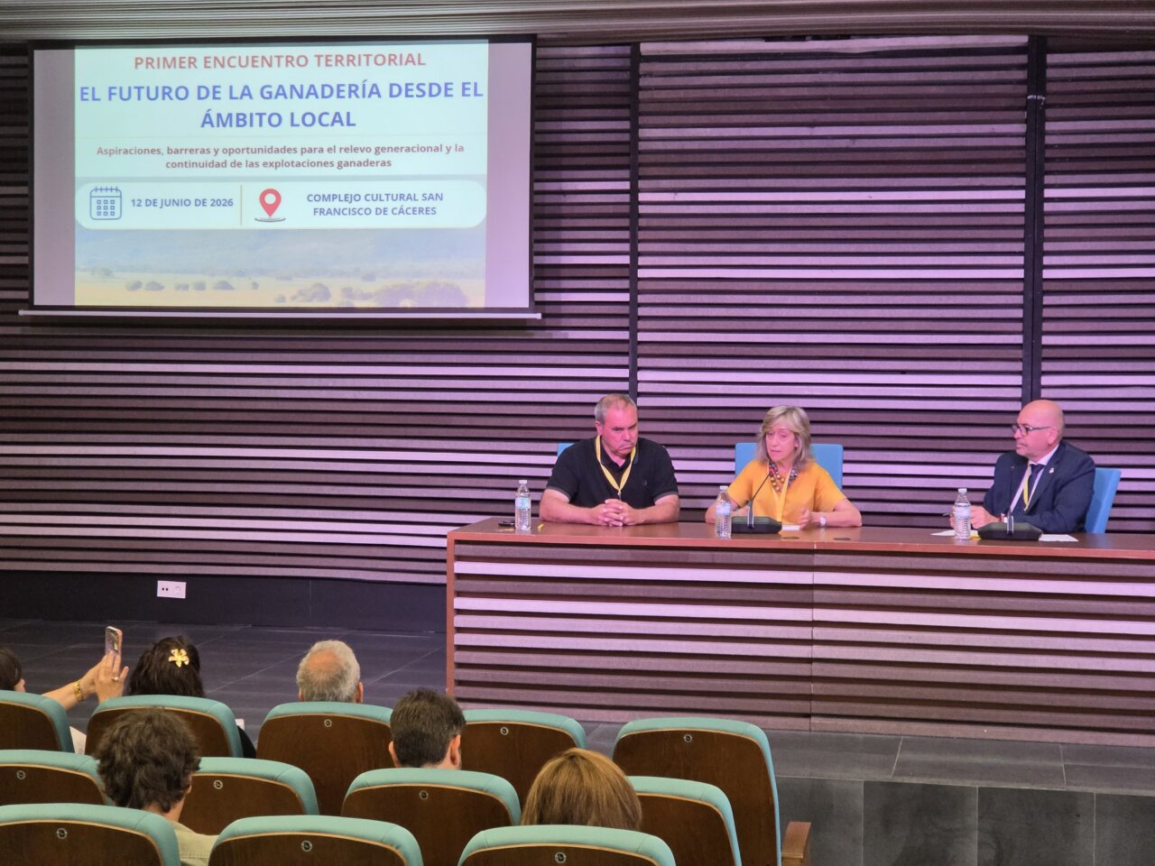 Mesa de debate sobre ganadería en el encuentro territorial en Cáceres
