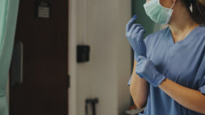 Profesional de enfermería preparándose en un entorno hospitalario