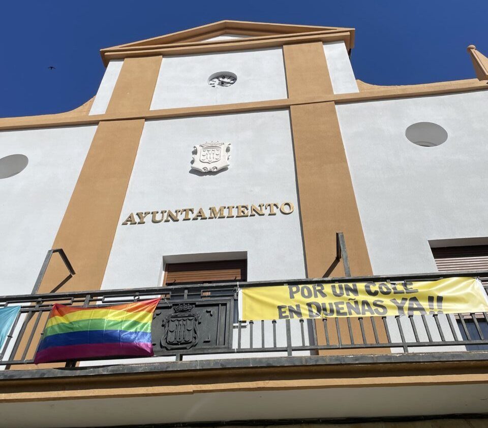 Fachada del Ayuntamiento de Dueñas con pancartas de apoyo educativo