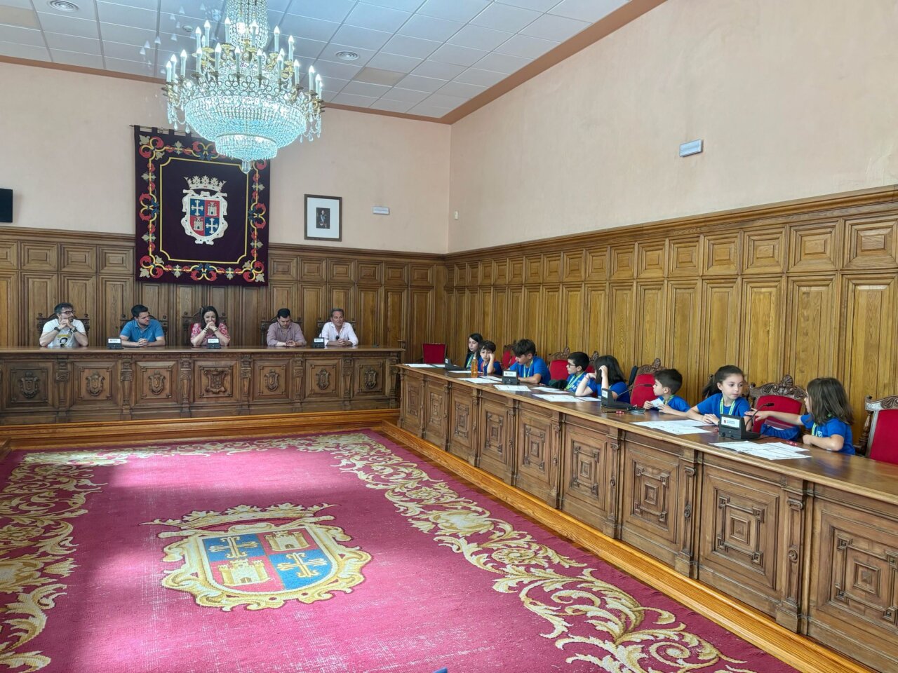 Alumnos del Colegio Padre Claret presentando propuestas en una reunión municipal.