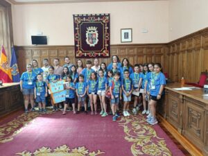 Grupo de escolares del Colegio Padre Claret presentando propuestas al Ayuntamiento