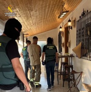 Operativos de la Guardia Civil durante una detención en Magaz de Pisuerga