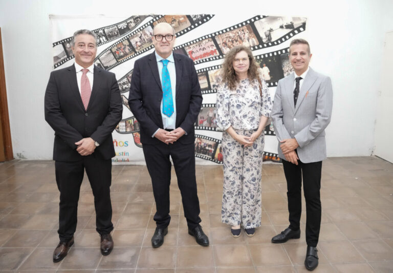 Cuatro personas posando en un evento relacionado con la educación