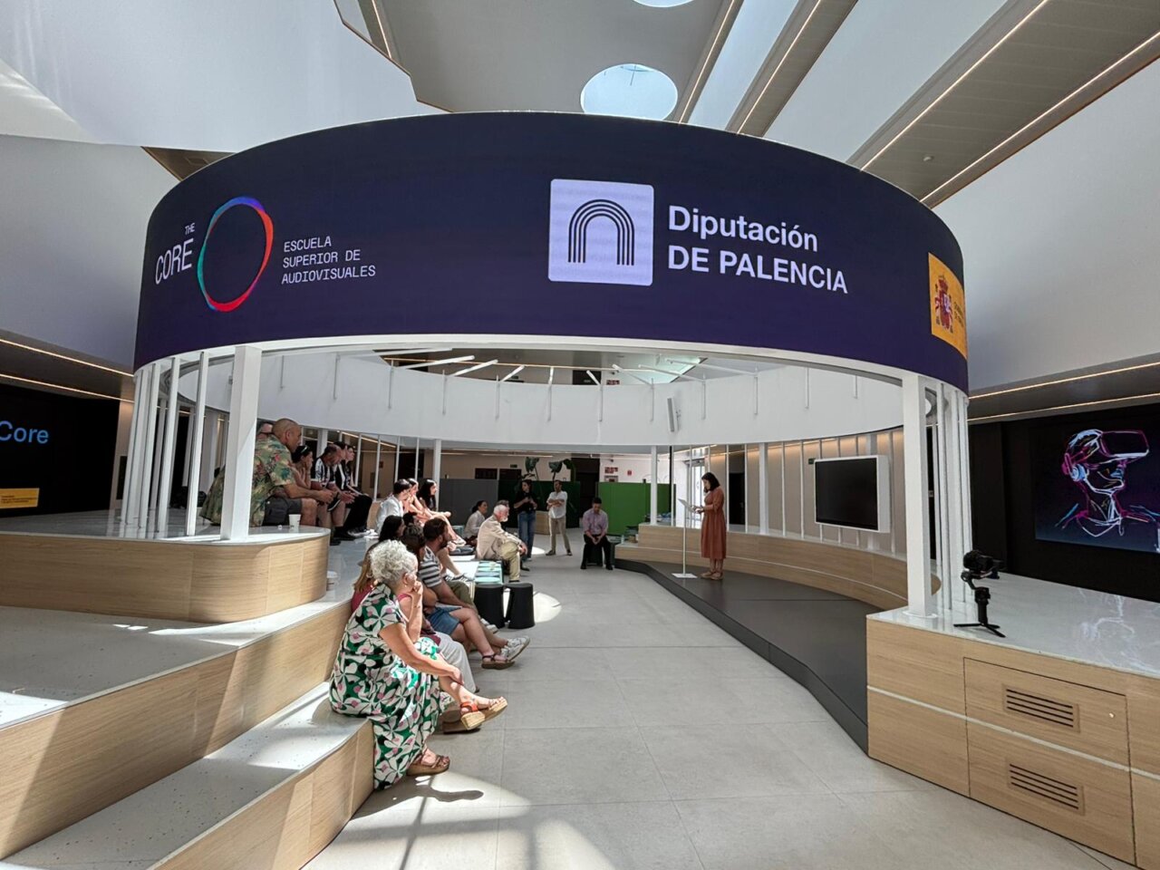 Ceremonia de cierre del proyecto España Latente en Palencia con estudiantes y autoridades.