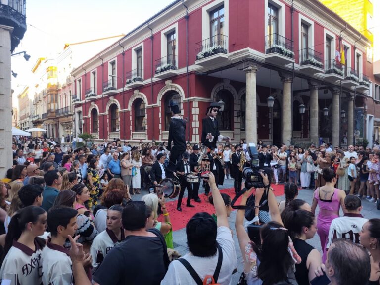 Espectáculo callejero con artistas y una multitud en Palencia