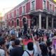 Espectáculo callejero con artistas y una multitud en Palencia