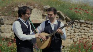 Músicos tocando instrumentos tradicionales en un entorno natural